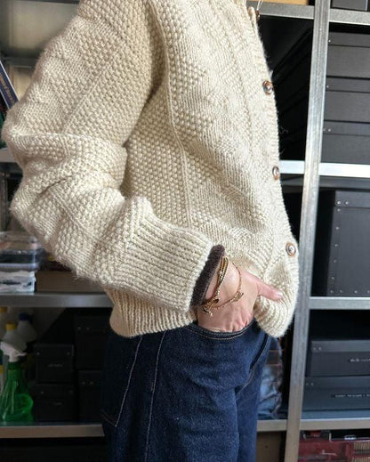 Zarte Pfirsich-Strickjacke mit langen Ärmeln